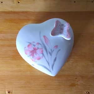 🦋 Vintage butterfly jewelry dish with lid